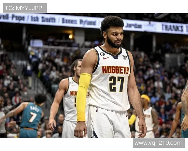 贾马尔穆雷灵动甩尾转身上篮未中 随后飞身补篮完成精彩反击