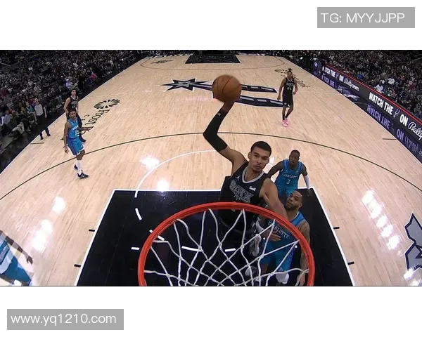 卡斯尔精准反击高抛助攻 文班亚马空接暴扣轻松得分